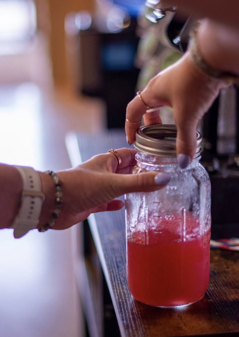 Filling a glass jar with hydrogen-rich alkaline water