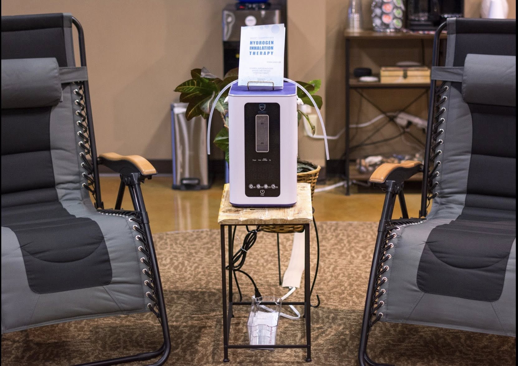 Hydrogen inhalation therapy lounge with zero-gravity recliners